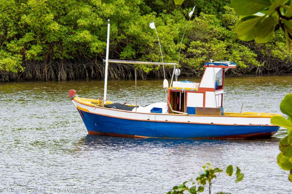 Imagem de barco de pescador no rio Caraiva.
